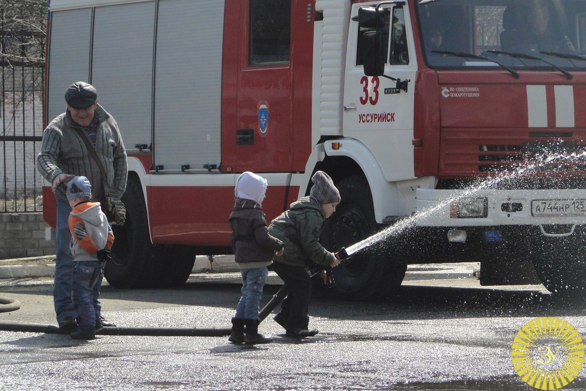 Смотр пожарной техники прошёл в Уссурийске (4 фотографии)  