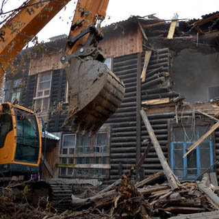 В Уссурийске продолжают сносить старые дома