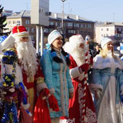 Дед Мороз и Снегурочка вышли на улицы города