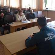 Пожарные Уссурийска продолжают проводить профилактические беседы (2 фотографии)