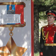 13 мая аллея славы на территории Уссурийского суворовского военного училища пополнилась новым стелой (13 фотографий)