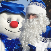 Зимний городок посетили Дед Мороз со Снегурочкой (9 фотографий)