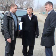 Глава администрации Уссурийского городского округа Евгений Корж продолжил осмотр дорог, отремонтированных год назад