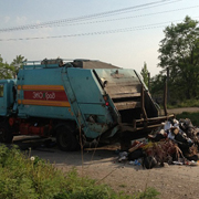 В Уссурийске водитель мусоровоза на спор поставил спецмашину на дыбы