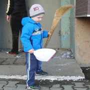 Несмотря на прошедшие дожди, многие жители Уссурийска вышли на субботник (7 фотографий)