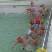 Малыши Уссурийска осваивают плавание (2 фотографии)