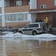 Работы по откачке воды с придомовой территории на ул. Новоникольский проезд, 10-а, идут полным ходом