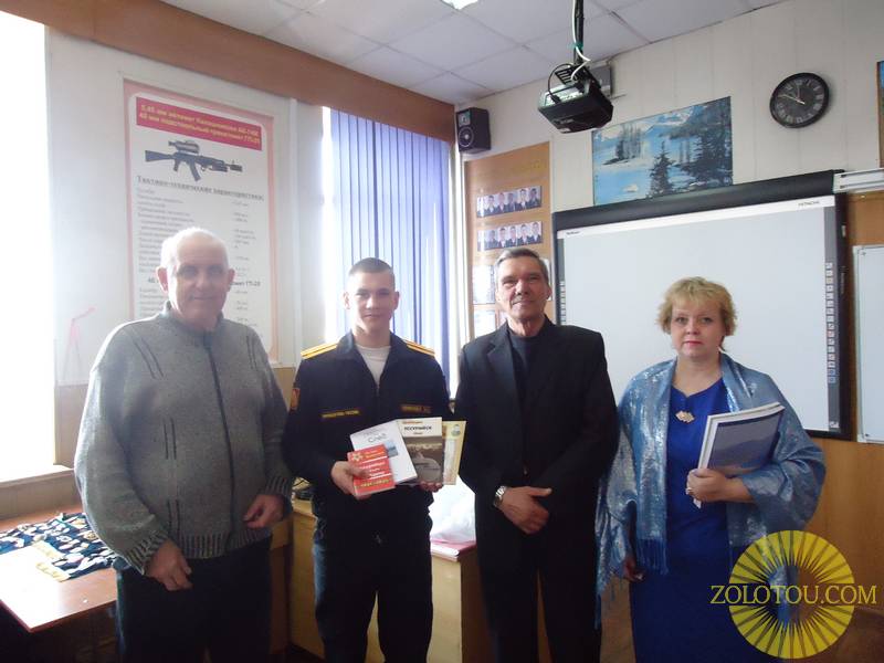 Художник-поэт В.Д. Савин, воспитанник 3 роты Уссурийского суворовского военного училища, поэт В.П. Емелин, поэт, художник, сценарист Г.А. Самойленко