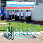 Во дворе одной из школ Уссурийска появилась велопарковка Во дворе одной из школ Уссурийска появилась велопарковка