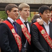 В школах Уссурийска прозвенел последний звонок (20 фотографий)