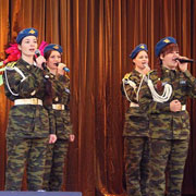 Студенты Школы педагогики ДВФУ поздравили солдат (11 фотографий)