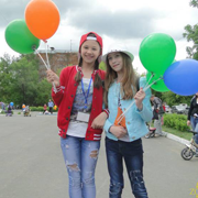 4 июня возле ДК «Дружба» в полдень была организована праздничная программа «Дед Мороз и лето» (2 фотографии)