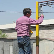 По улице Ушакова в Уссурийске жители начали приводить качели и турники на своей придомовой территории в красивый вид (4 фотографии)