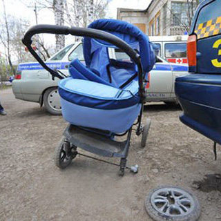 Автомобиль в Приморье сбил коляску с ребенком и 7-летнюю девочку