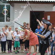 Закрытие первых смен пришкольных лагерей в школах Уссурийска (10 фотографий)