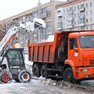 На улицах города с утра работают 14 единиц снегоуборочной техники